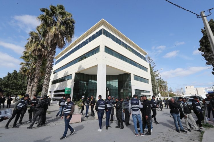 Tunus Yüksek Yargı Konseyi binası emniyet güçlerince kapatıldı