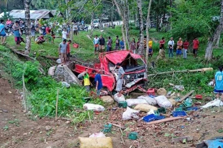 Filipinler'de kamyonet kaza yaptı: 9 ölü 7 yaralı
