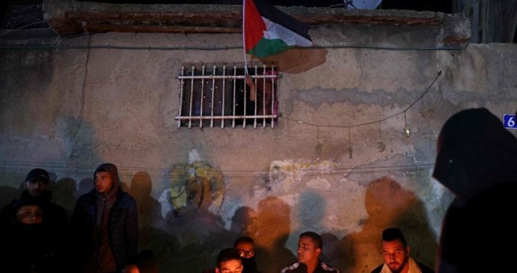 Filistinliler işgal çetesine karşı Şeyh Cerrah'ı savunuyor