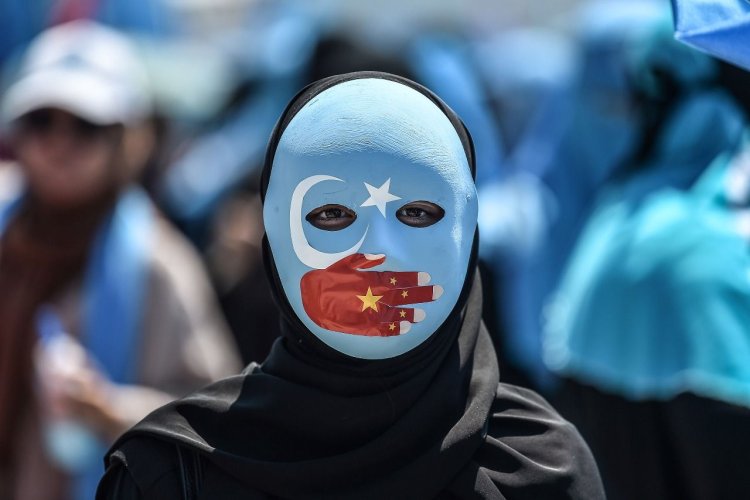 Uygur Müslümanlarını zorla çalıştıran Çinli şirketlere kredi vermişler!