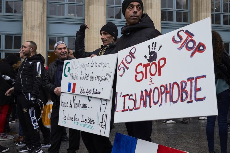Fransa'da İslam karşıtlığından kaçan Müslümanlar bu kez Fransız gazetesine konu oldu