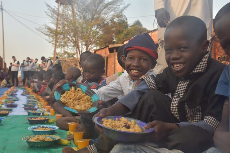 Avrupa Yetim Eli, Mali'de binlerce çocuğa sıcak yemek ikramında bulundu