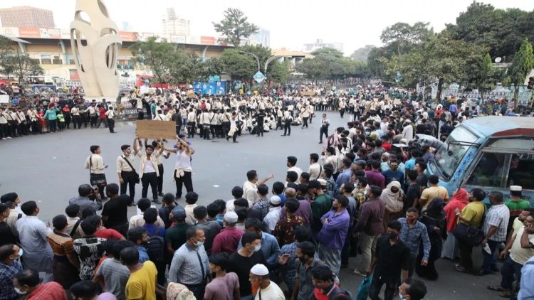 Bangladeş'te, Hindistan'ın başörtüsü yasağı protesto edildi