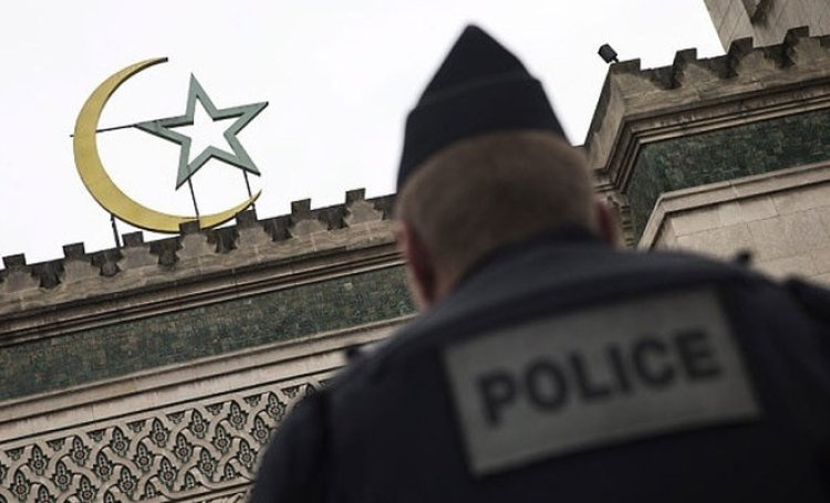'İslam düşmanı' Fransa bir camiyi daha kapatıyor