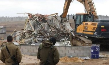 Siyonist çete Filistinlilere ait dükkanları içindeki eşyalarla birlikte yıktı