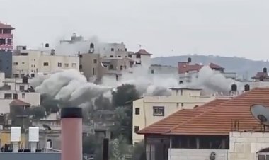 Siyonist çete, esir aldığı Filistinlilere ait iki evi yıktı