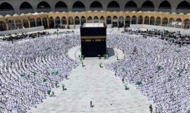 Mescid-i Haram'da sosyal mesafesiz ilk Cuma namazı kılındı