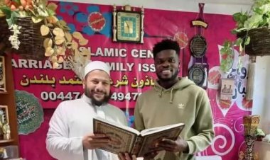 Bir futbol yıldızı daha İslam'la şereflendi:  Arsenallı Partey Müslüman oldu