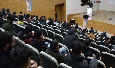 Ağrı'da 'Müslümanların Gerilemesi ile Dünya Neler Kaybetti' adlı konferans gerçekleştirildi