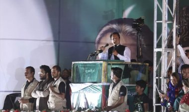 İmran Han: Hükümeti devirmeye çalışan komplocuları biliyoruz