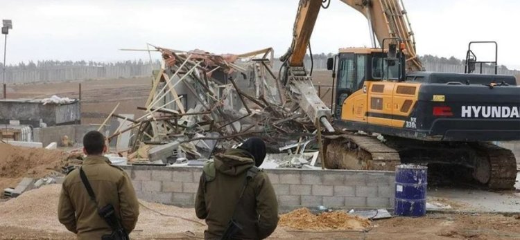 Siyonist çete Filistinlilere ait dükkanları içindeki eşyalarla birlikte yıktı