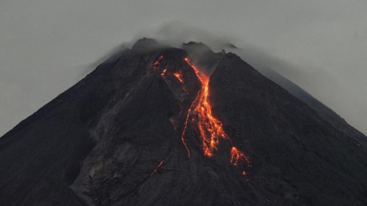 Endonezya'da Merapi Yanardağı'nda patlama