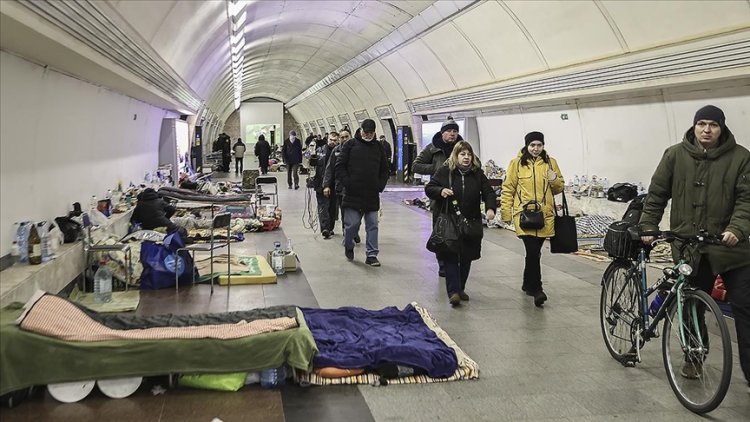 Rus hava saldırılarından korkan Kievliler metro istasyonlarında kalmayı sürdürüyor