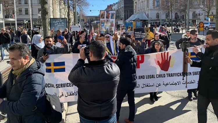İsveç'te çocukları ellerinden alınan Müslüman aileler gösterilerine devam ediyor