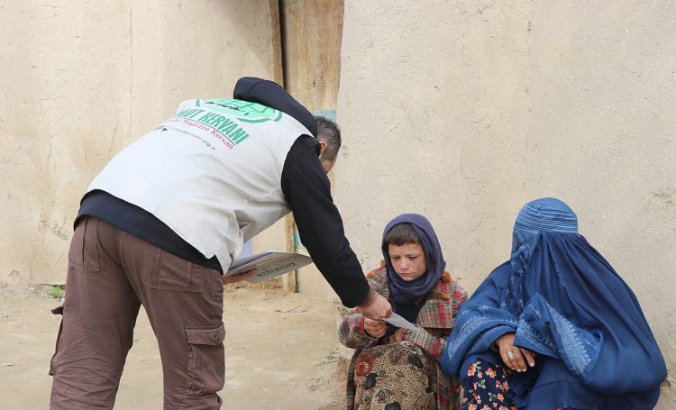 Umut Kervanı'ndan Afganistan'da onlarca yetime nakdi yardım