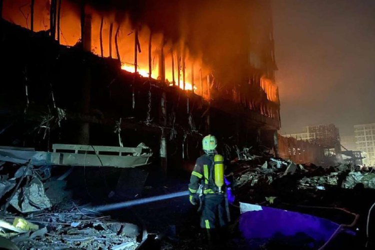 Kiev'de alışveriş merkezi vuruldu: 8 kişi öldü