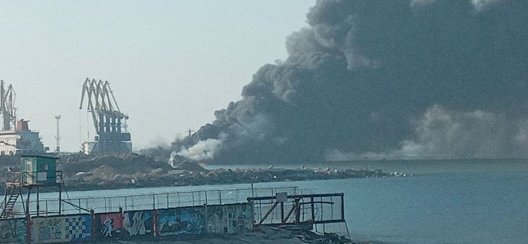 Ukrayna ordusu, Rus ordusuna ait çıkarma gemisini vurdu
