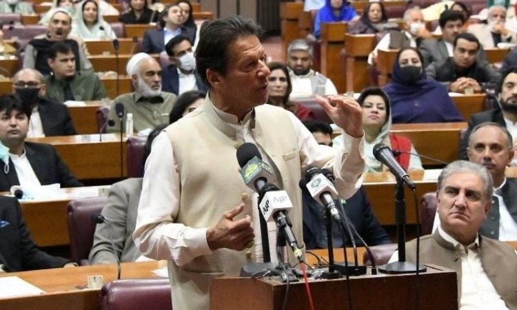 Pakistan'da Başbakan Han'a karşı güvensizlik oylaması önergesi kabul edildi
