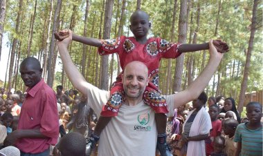 Avrupa Yetim Eli Uganda’da çocukları giydirdi