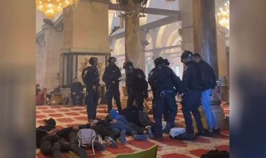 İşgalciler Kıble Mescidi baskınında 400 Filistinliyi alıkoydu