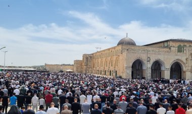 Yüz bini aşkın Filistinli Cuma Namazı için Mescid-i Aksa'da saf tuttu