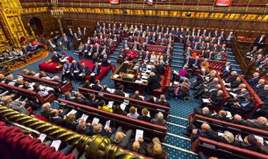 İngiltere'de haftalardır protesto edilen 'mülteci karşıtı yasa tasarısı' kabul edildi