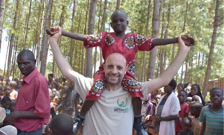 Avrupa Yetim Eli Uganda’da çocukları giydirdi