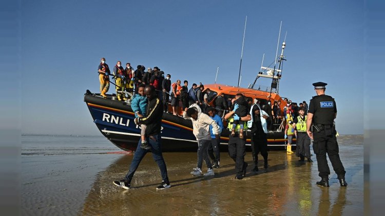 Göçmenleri Ruanda'ya gönderecek İngiltere'ye gelişler sürüyor