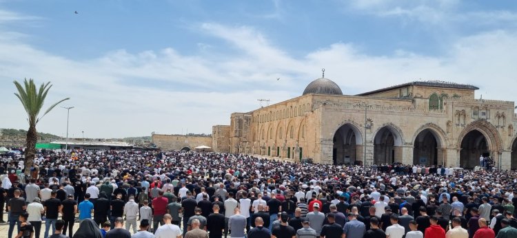 Yüz bini aşkın Filistinli Cuma Namazı için Mescid-i Aksa'da saf tuttu