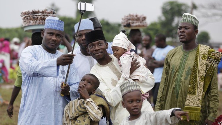 Nijeryalılar Ramazan Bayramı'nı geleneksel kıyafetleriyle kutluyor