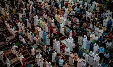 Malezya'da Ramazan Bayramı Kovid-19 salgınının ardından festival havasında kutlanıyor