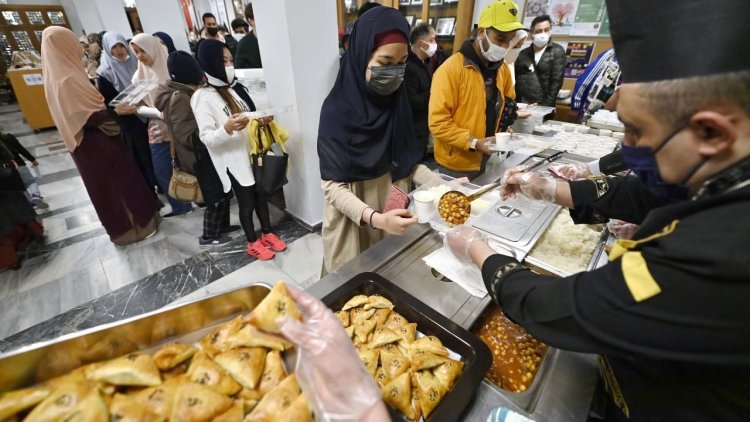 Japonlar, ramazan duygusunu Tokyo Camisi'ndeki iftarlarda hissetti