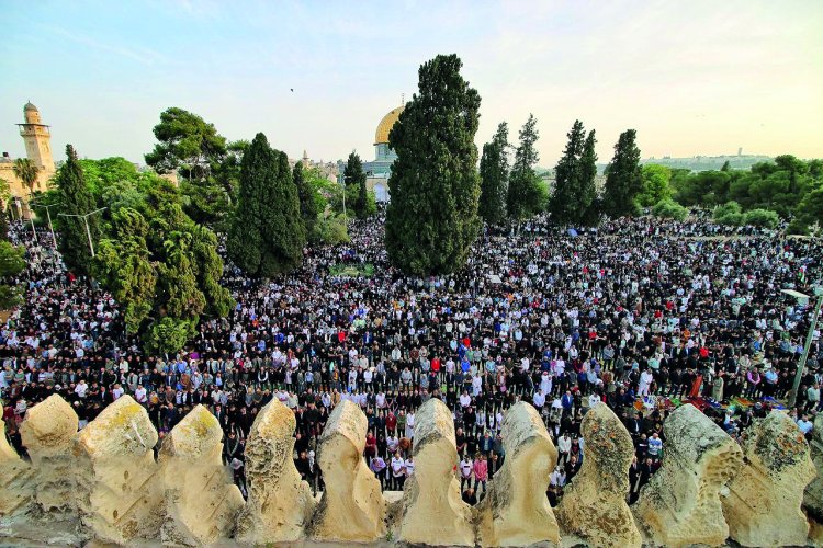 Dünyanın dört bir yanında camiler bayram namazı için doldu taştı