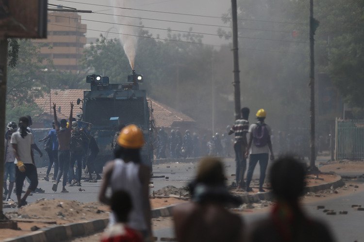 Sudan'da halk askeri yönetimi protesto etti