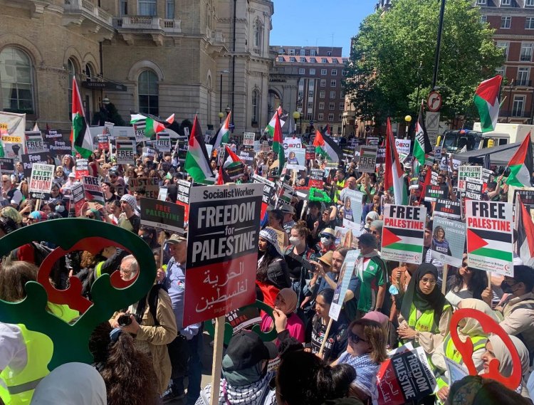 Londra'da Siyonist İsrail'in Filistin'i işgali ve Al Jazeera muhabirinin katledilmesi protesto edildi