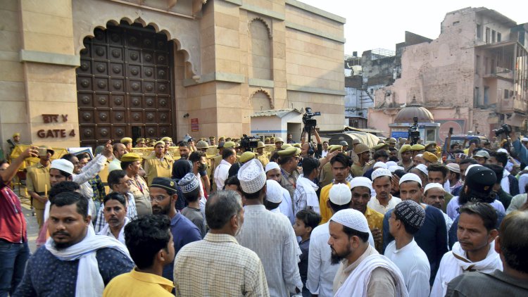 Hindistan'da Müslümanların cami etrafında toplanmasına yasak