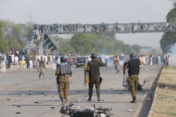 Pakistan'da polis İmran Han'ın destekçilerine saldırdı