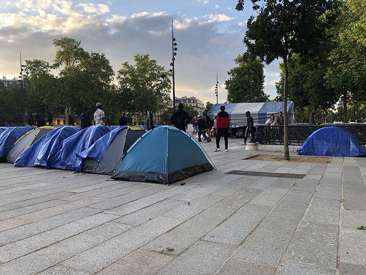 Paris’te ‘küçük göçmenler’ kalıcı barınma talebiyle meydanda kamp kurdu