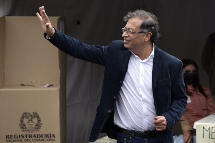 Kolombiya'da cumhurbaşkanlığı seçiminde ilk turun galibi solcu aday Petro oldu
