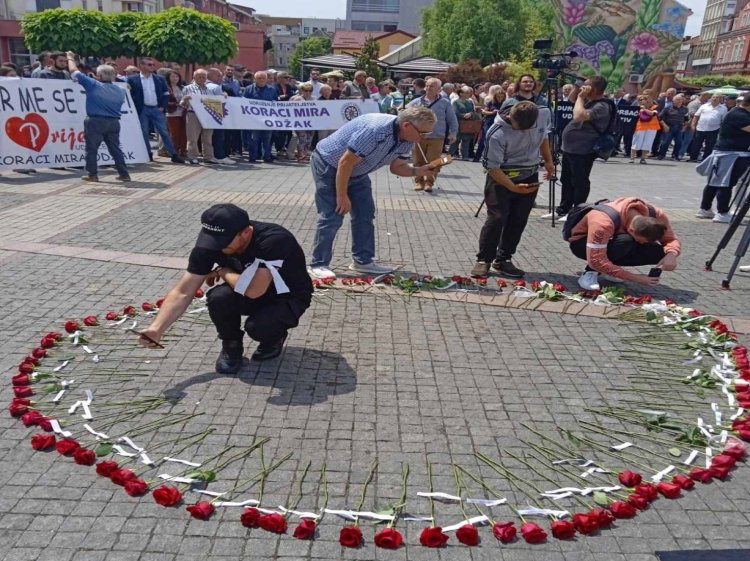 Bosna'da katledilen siviller, 'Beyaz Kurdele Günü' kapsamında düzenlenen etkinliklerle anıldı