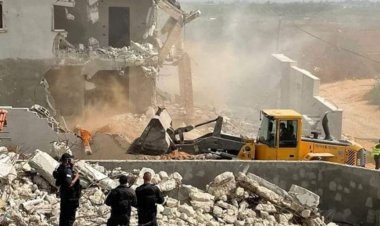 İşgalciler Filistinli bir ailenin evini yıktı 8 kişiyi ise alıkoydu