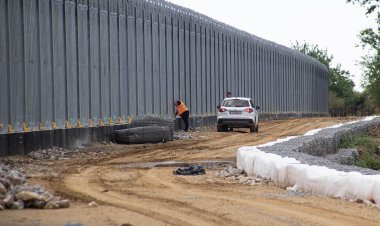 Polonya'nın göçmenlerin geçişini engellemek için inşa ettiği çelik duvar tamamlandı