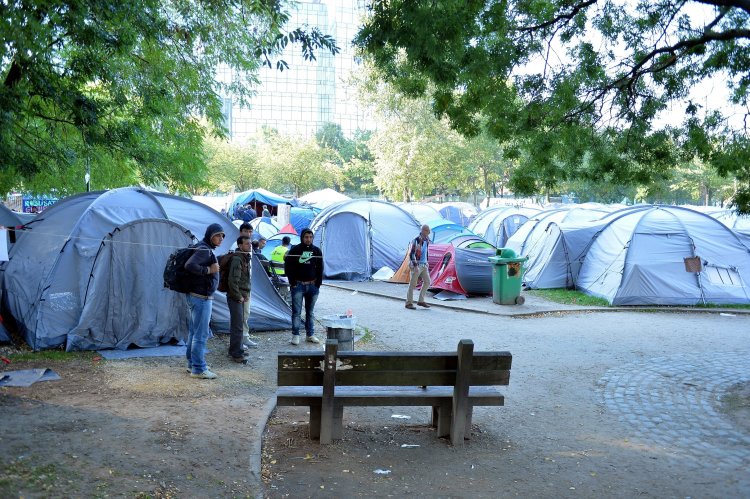 Belçika'da sığınmacıların barınması için "çadır kamp" seçeneği gündeme geldi