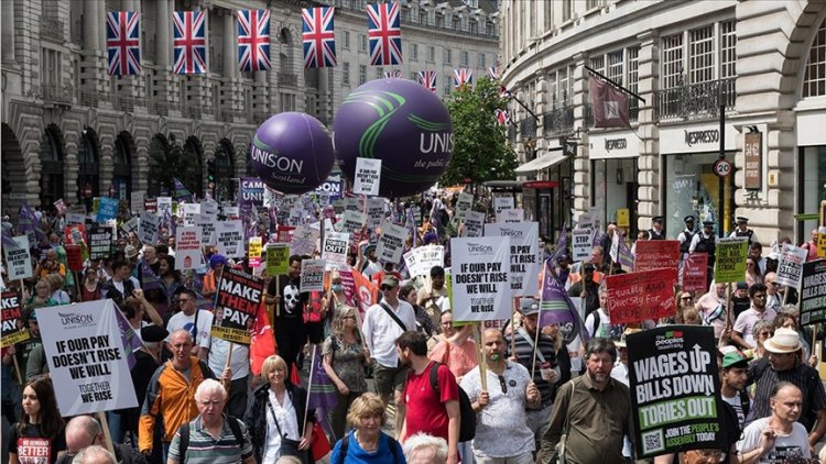 Londra'da binlerce kişi hayat pahalılığına karşı yürüdü