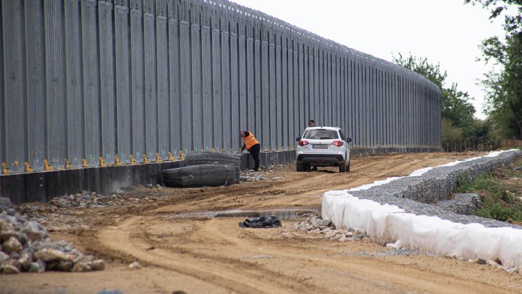 Polonya'nın göçmenlerin geçişini engellemek için inşa ettiği çelik duvar tamamlandı