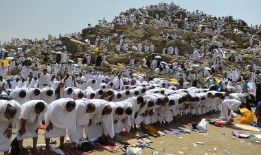 Hacı adayları vakfe için Arafat'ta