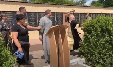 Rus yanlısı rahip elindeki haçla Ukraynalı rahibe saldırdı