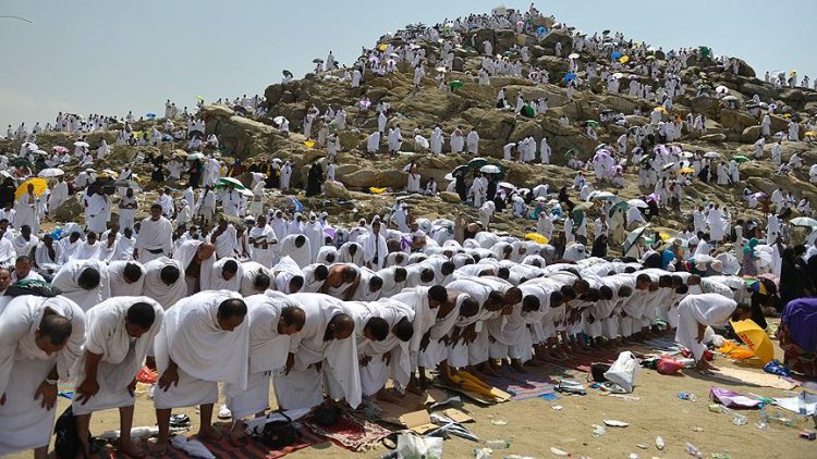 Hacı adayları vakfe için Arafat'ta