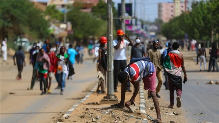 Sudan'da askeri yönetim karşıtı binlerce kişi sokaklara indi