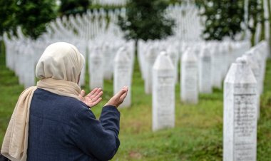 Bosna Hersek'teki savaşta "ölüm kampı"nda öldürülen 700 kurban anıldı